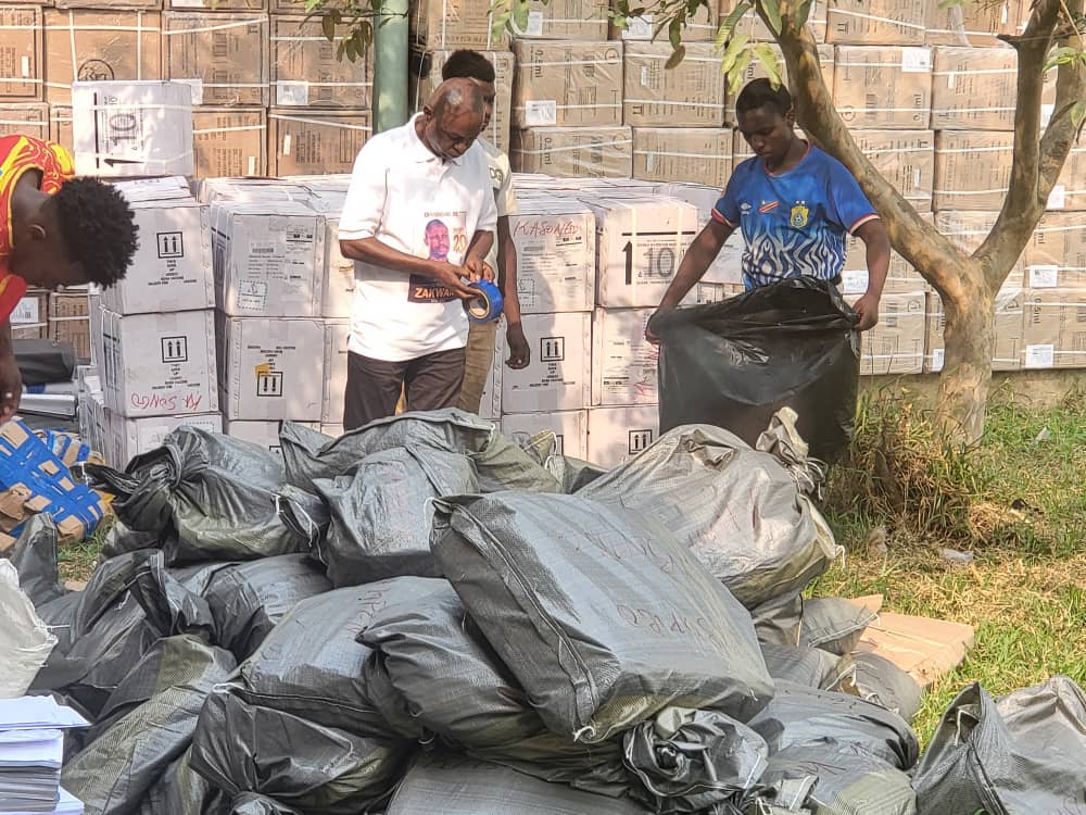 Distribution d'aide humanitaire par ACM